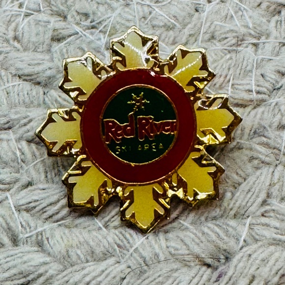 Red River Ski Area Gold Brooch - Picture 2 of 4